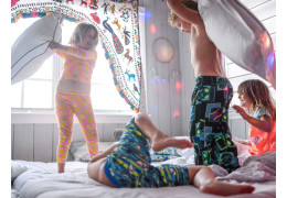 Organiser une soirée pyjama pour des enfants qui font pipi au lit